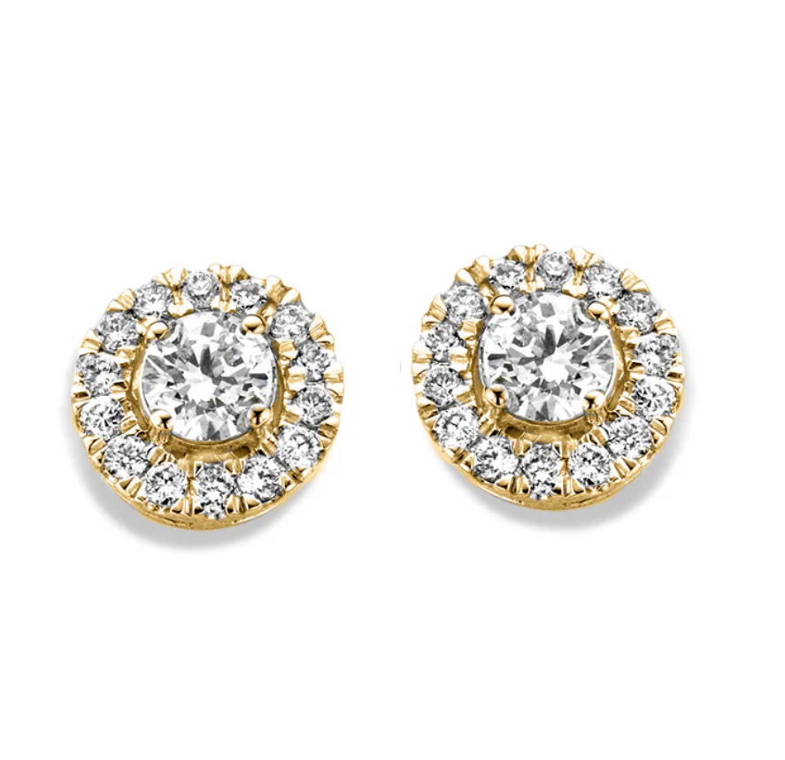 18 Karaat geel gouden Aurore oorstekers met 0.60 crt Lab-Grown Diamonds. Model Emma.
Emma is een serie schitterende sieraden met entourage zetting. De ronde middensteen (briljant geslepen) wordt hierbij omringd door kleinere briljanten. Kies zelf de gewenste steengrootte van jouw diamant. De Emma oorstekers zijn in verschillende maten en goudkleuren beschikbaar. 

Deze oorbellen hebben een warme geelgouden zetting met diamant. De oorstekers zijn voorzien van stevige gouden schuifjes, waardoor ze stevig in het hoor blijven zitten.

De Emma oorbellen zijn onderdeel van een set, in onze collectie zijn bijpassende colliers en een ring te vinden. 